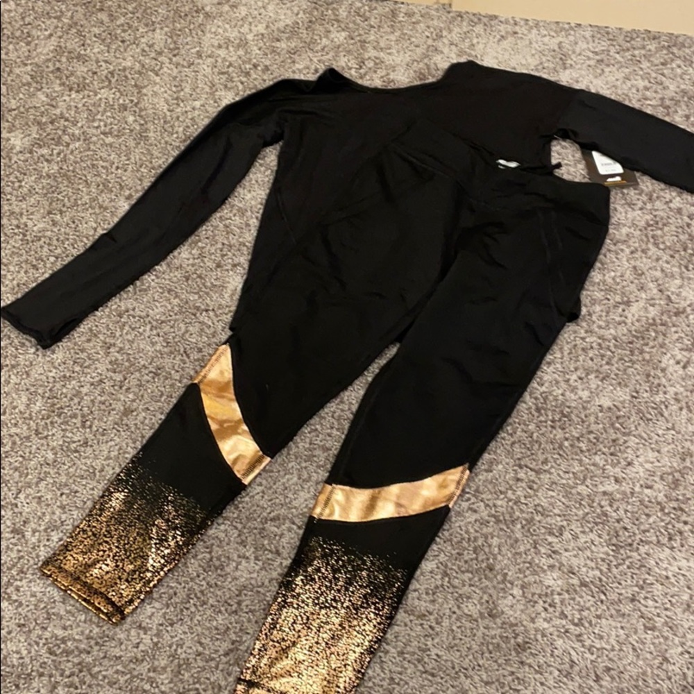 Avia black and gold set